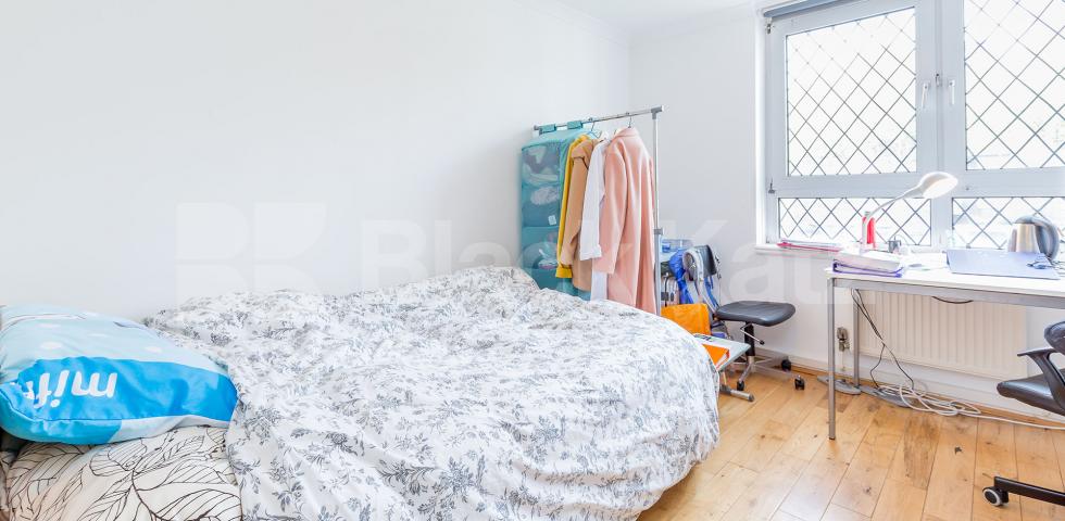 			3 Bedroom, 1 bath, 1 reception Flat			 Oakley Square, Camden